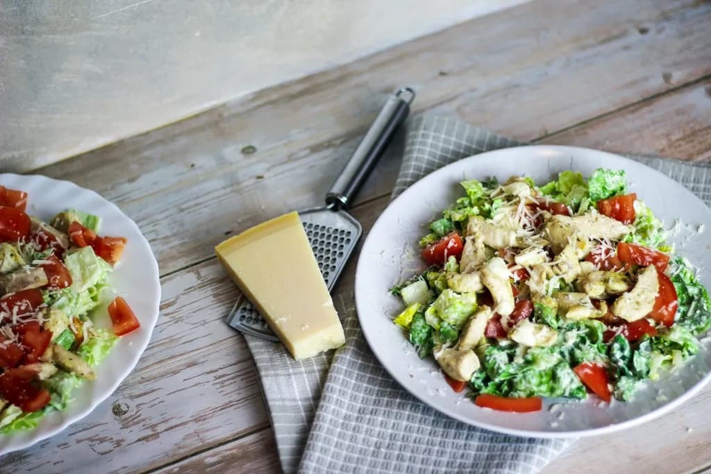 Czy sałatka Cezar jest zdrowa? Poznaj prawdę o jej składnikach
