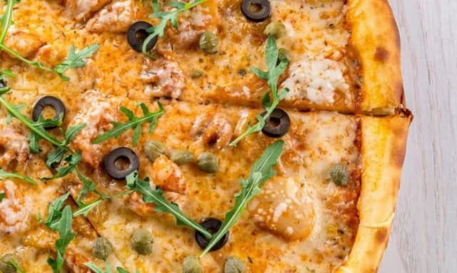 Ile kalorii ma pizza 40 cm? Odkryj zaskakujące różnice w składnikach