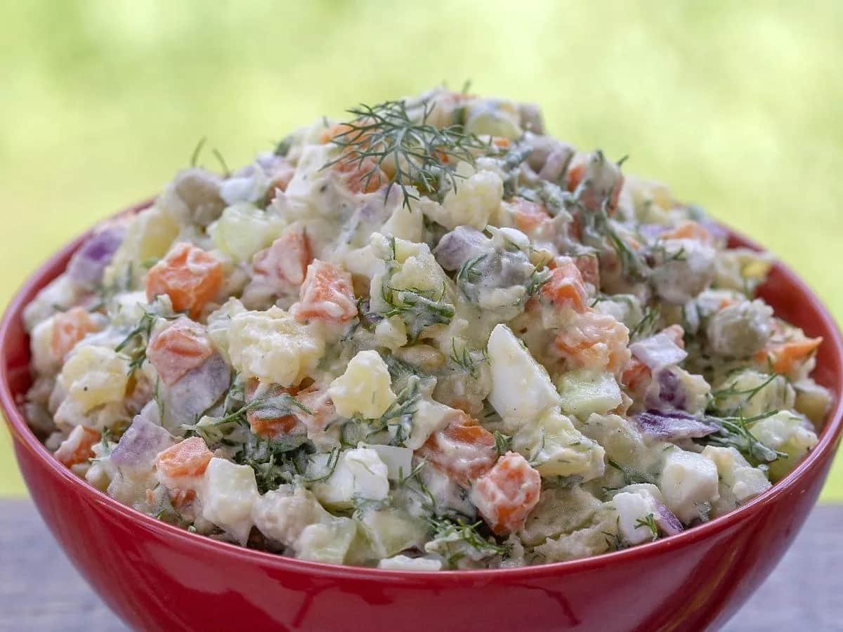 Jak długo gotować ziemniaki do sałatki jarzynowej, by były idealne?