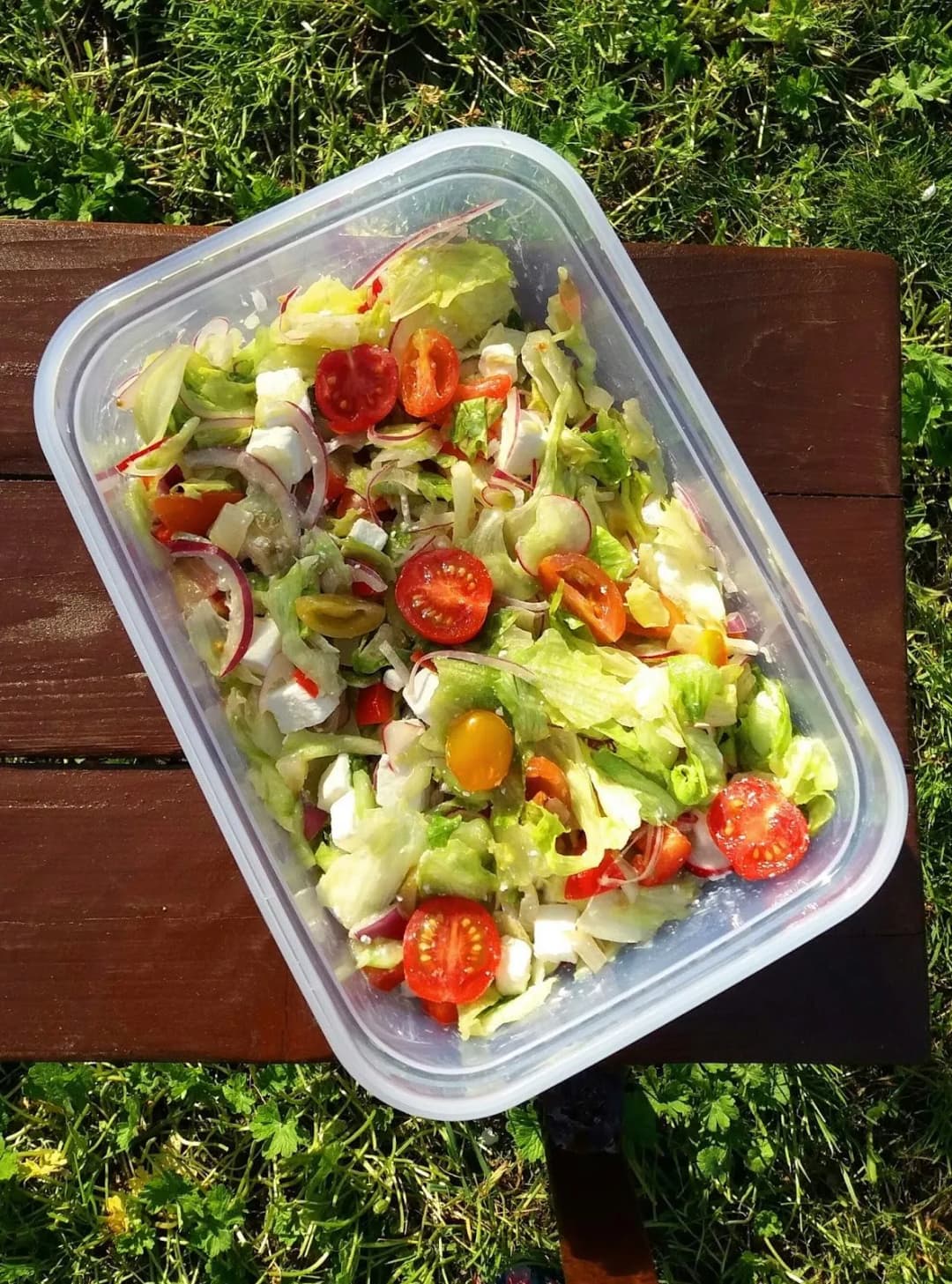 Najlepsze sałatki do grilla, które zachwycą Twoich gości