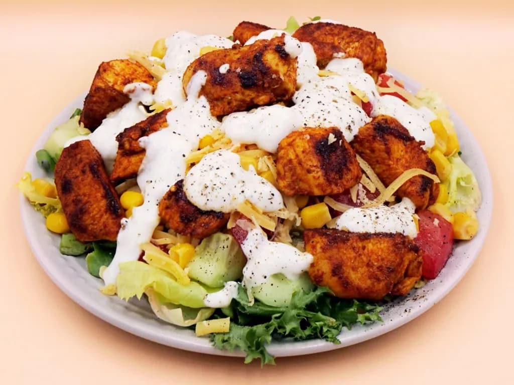 Najlepsze sosy do sałatki z kurczakiem, które zachwycą smakami