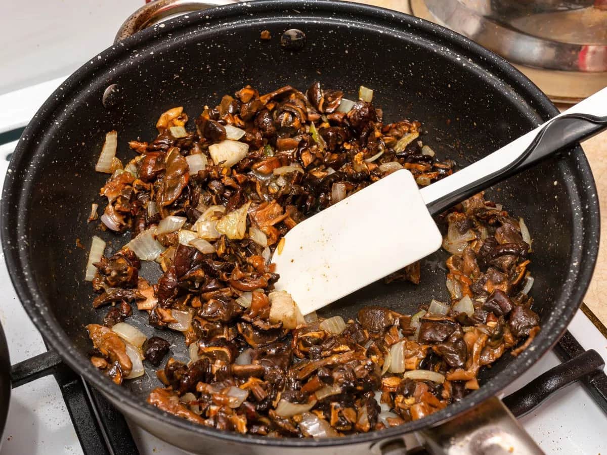 Czy smażyć pieczarki do pizzy? Odkryj różnice w smaku i teksturze