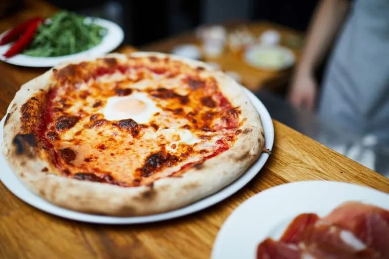 Ile kalorii mają 2 kawałki pizzy? Zaskakujące fakty o kaloriach