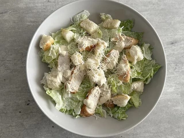 Jak zrobić sałatkę Cezar w 5 prostych krokach, unikaj błędów