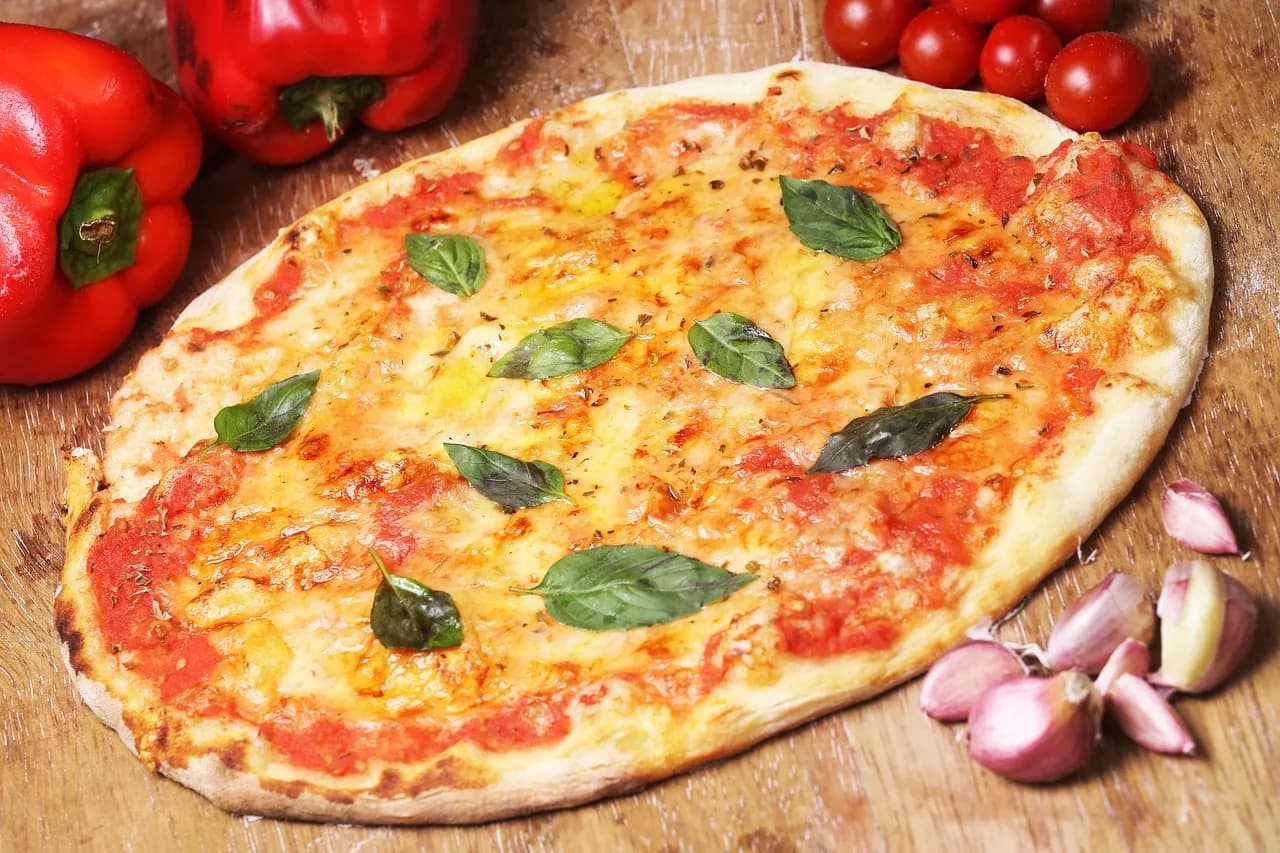 Jak upiec pizzę na kamieniu, by uniknąć zakalca i uzyskać chrupkość