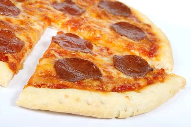 Ile kalorii ma pizza 32 cm? Zaskakujące różnice w kaloryczności