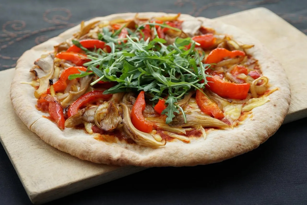 Czy smażyć pieczarki do pizzy? Odkryj różnice w smaku i teksturze
