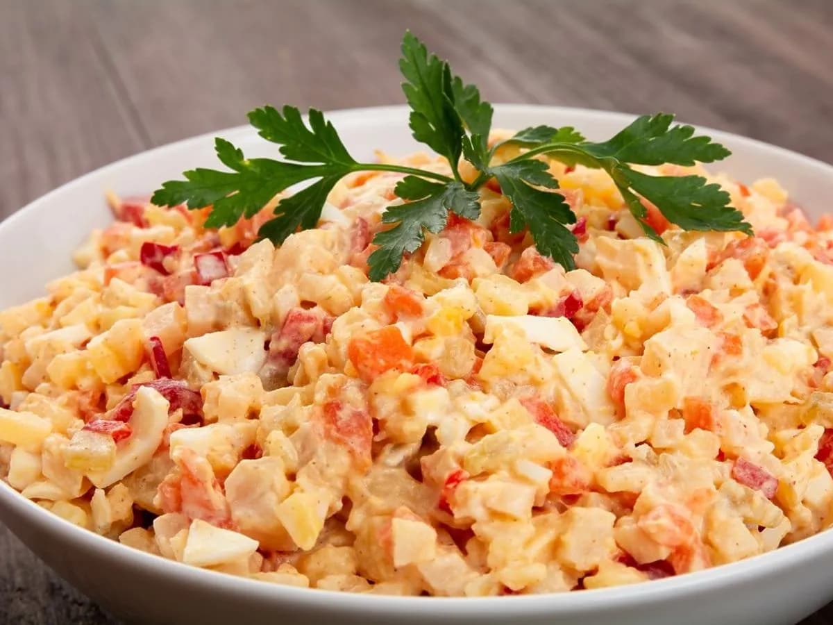 Jaki majonez do sałatki jarzynowej? Oto najlepsze wybory, które zaskoczą