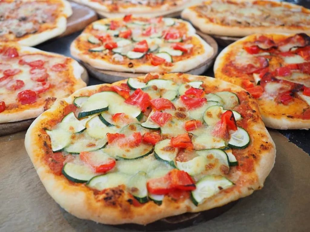 Jak zrobić szybko pizzę: prosty przepis na pyszną kolację w 15 minut