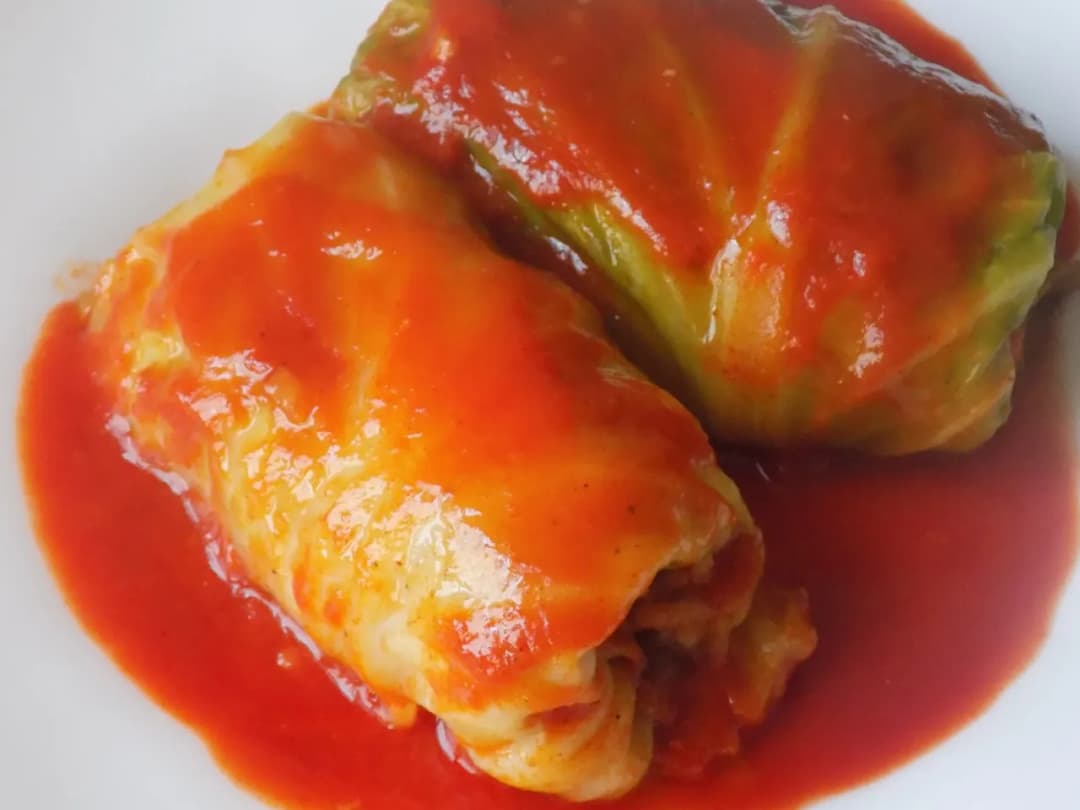 Jak zrobić gołąbki z ryżem w sosie pomidorowym - łatwy przepis na obiad