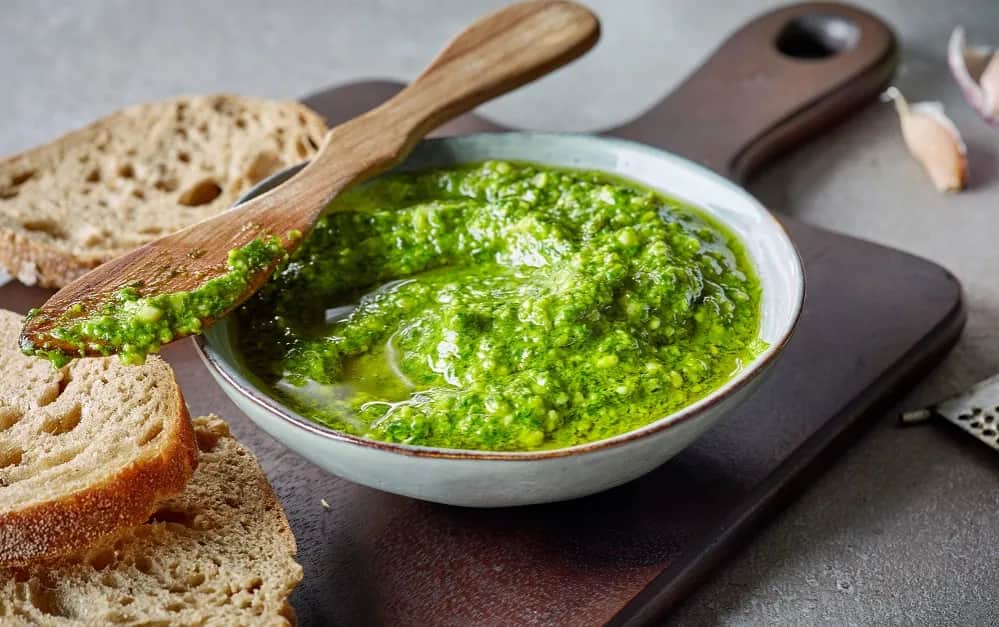 Jak zrobić pesto bazyliowe - prosta receptura, która zachwyci smakiem