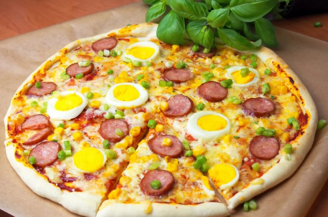 Kiedy wbić jajko na pizzę z jajkiem, by uniknąć zakalca?