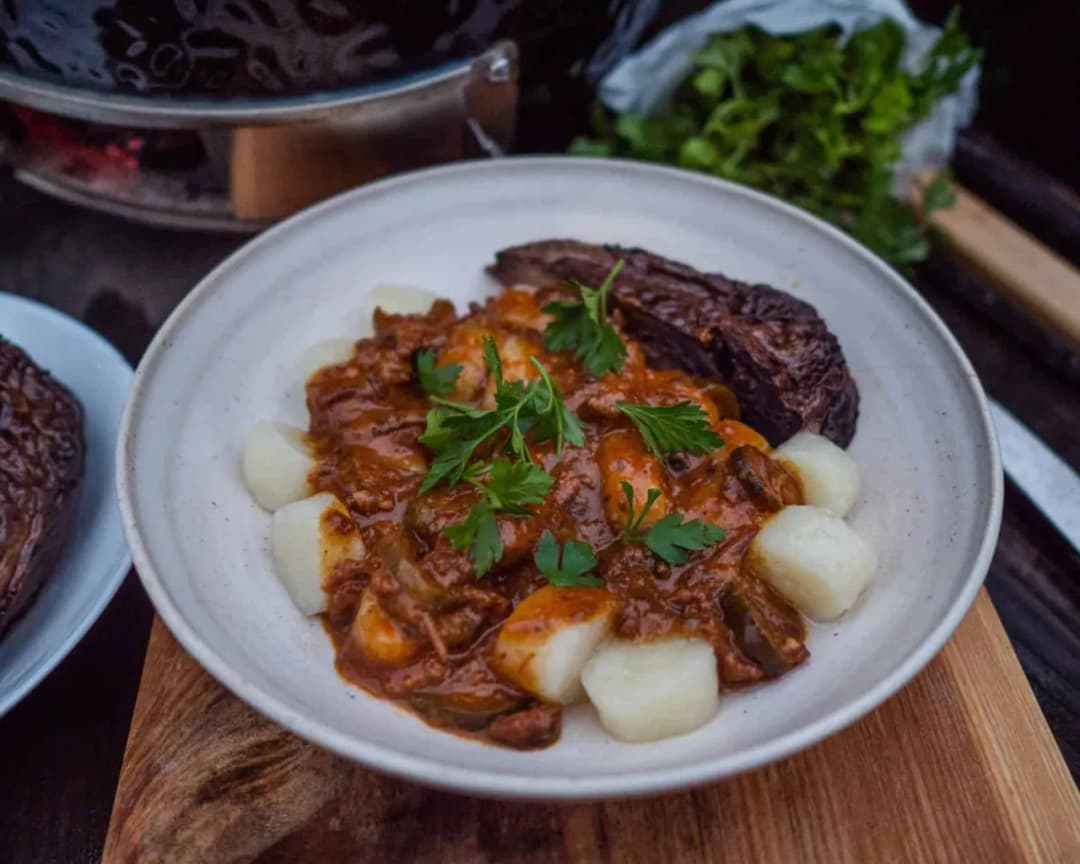 Najlepsze sałatki do klusek śląskich z sosem, które zaskoczą smakami