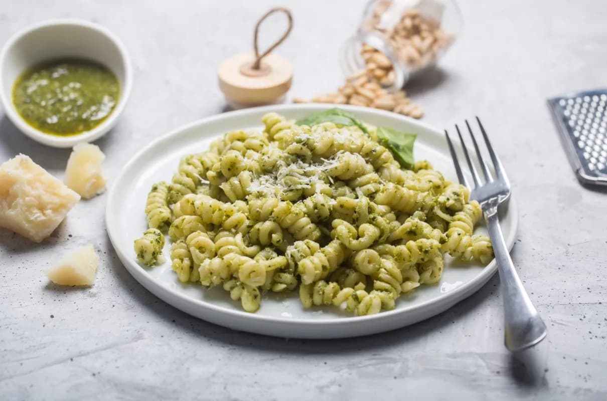 Jak podawać pesto ze słoika do makaronu, by zachwycić smakiem