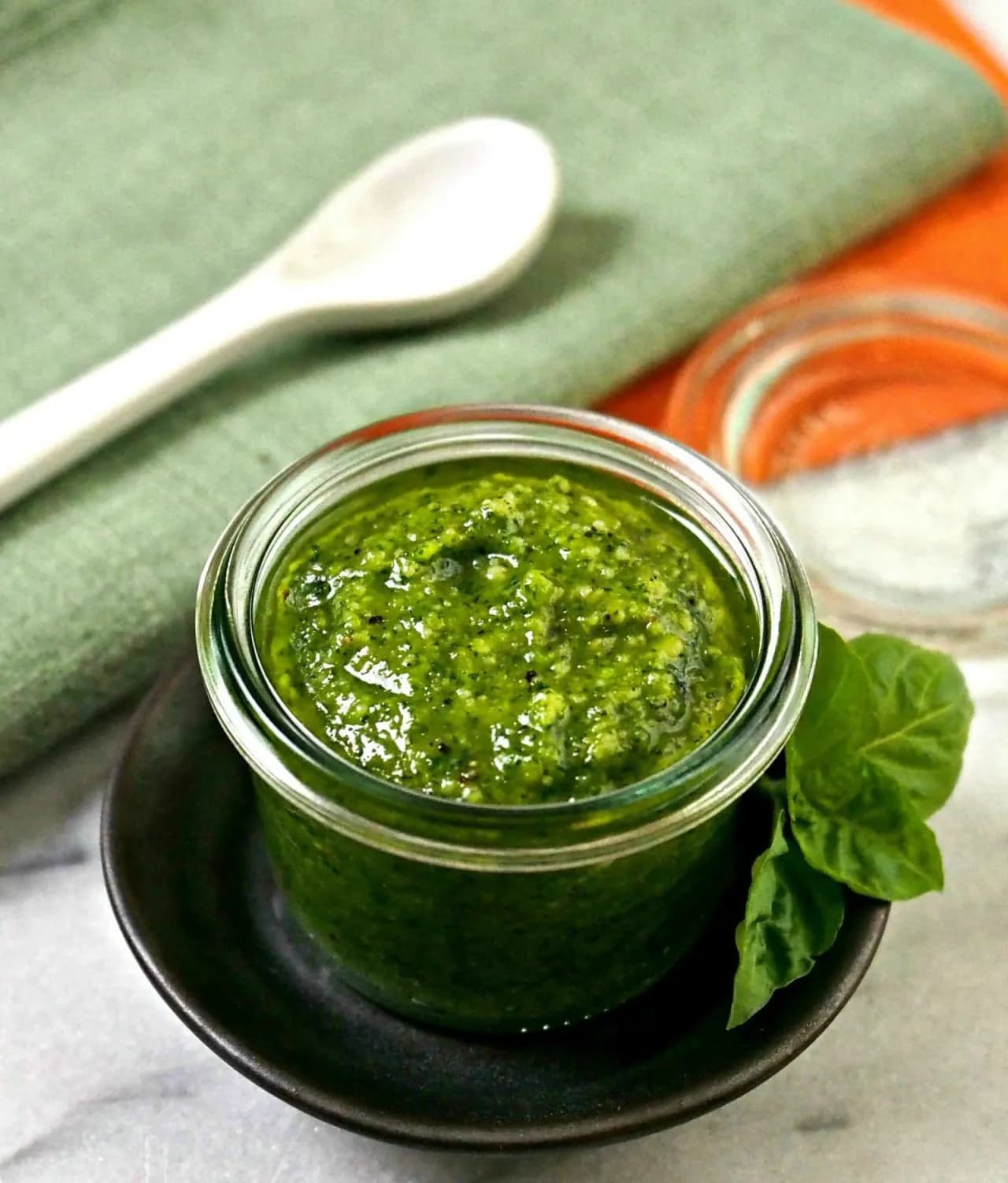 Pesto co to? Poznaj składniki, historię i zastosowanie tego sosu