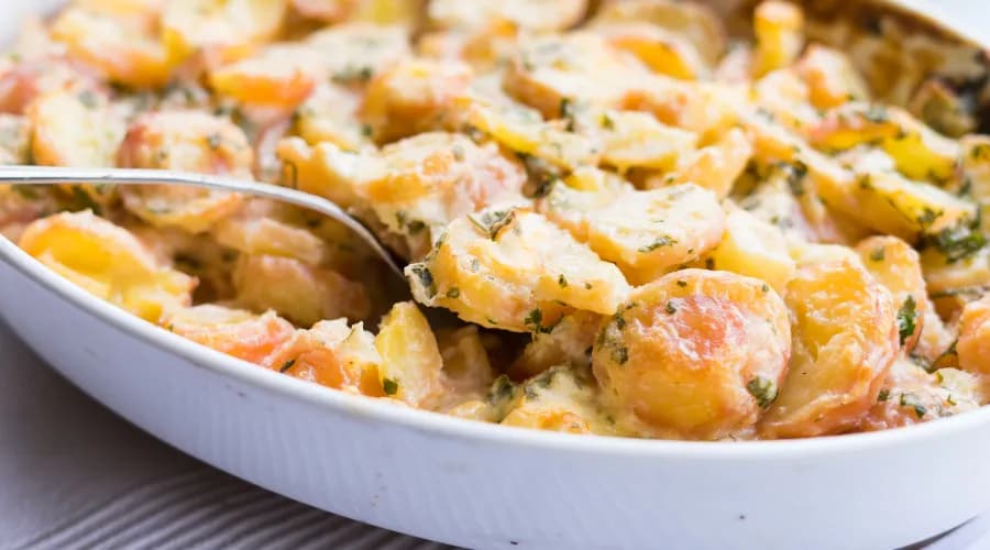 Jak zrobić sos do zapiekanki ziemniaczanej - proste przepisy i składniki