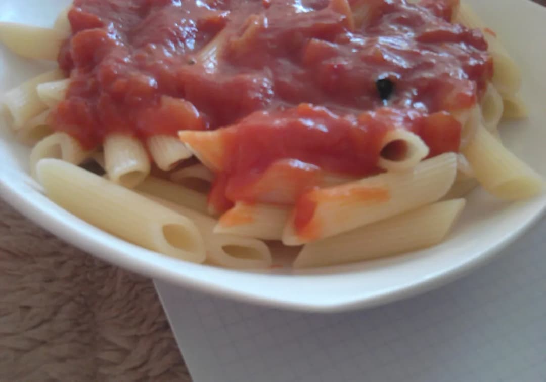 Penne z sosem pomidorowym - proste przepisy, które zachwycą smakiem