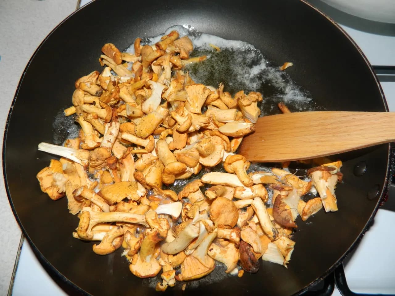 Jak zrobić sos z kurek w śmietanie - prosty przepis na pyszny smak