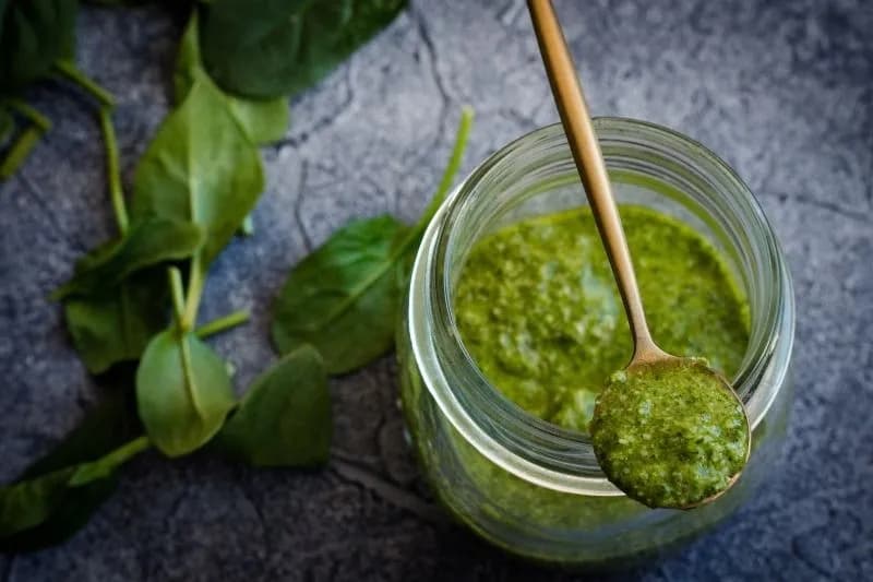 Jakie orzechy do pesto zamiast pini? Poznaj najlepsze alternatywy